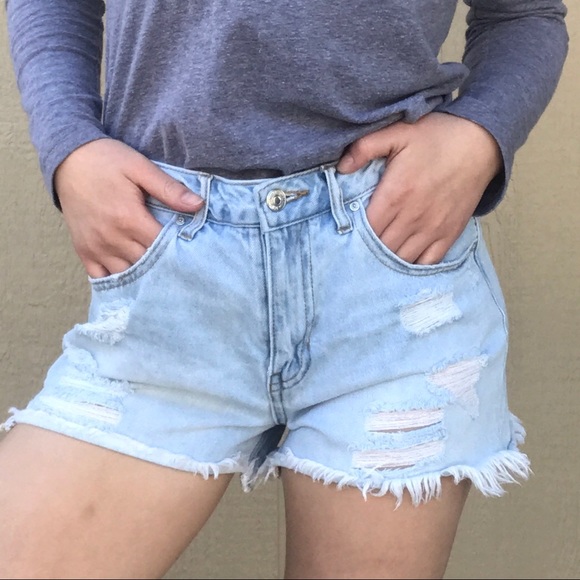 [Forever 21] High-Waisted Ripped Shorts Light Wash - Picture 5 of 8